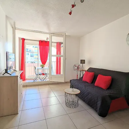 Rénové Avec Parking Privatif ,à 2min De La Plage