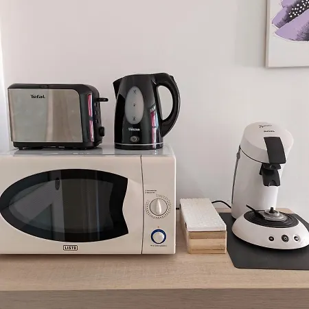 Rénové Avec Parking Privatif ,à 2min De La Plage *