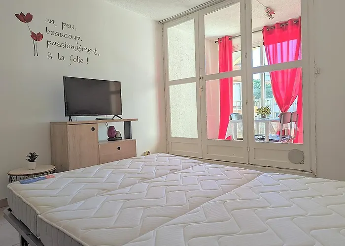 Rénové Avec Parking Privatif ,à 2min De La Plage