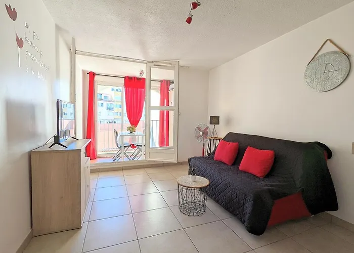 Rénové Avec Parking Privatif ,à 2min De La Plage